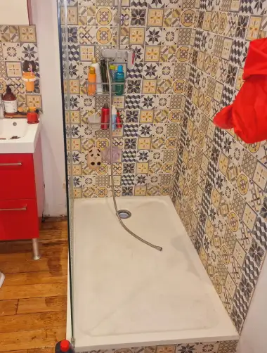 Douche propre avec problème d'évacuation d'eau corrigé