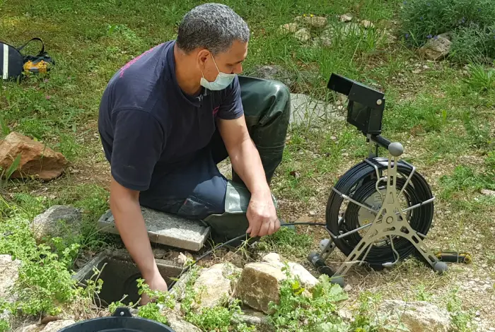 Recherche de fuite avec une caméra d'inspection pour débouchage