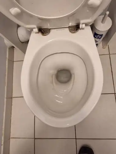 Cuvette propre d'un WC